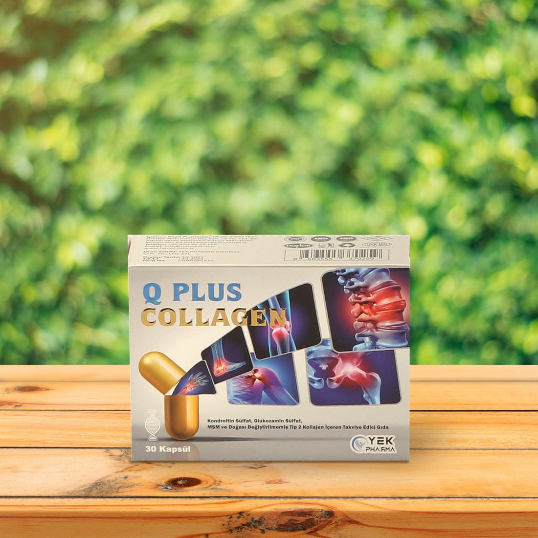 Q Plus Collagen kutusu ahşap zemin ve yeşil yaprak arka planıyla